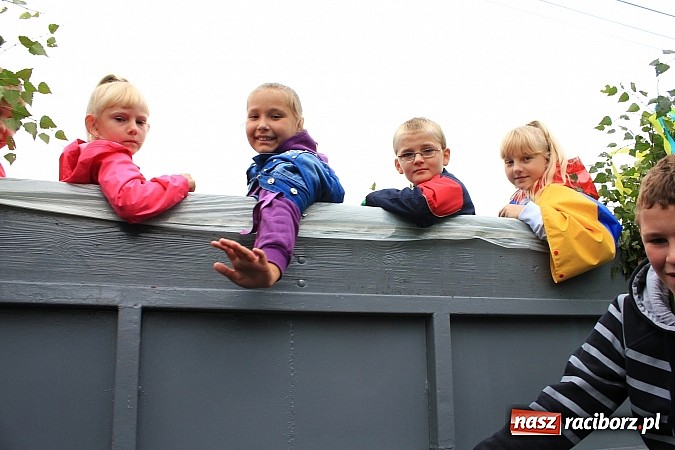 Zdjęcie w galerii na portalu naszraciborz.pl: Korowód dożynkowy w Rzuchowie: Ciągle deszcze, a zboże stoi w polu jeszcze wiadomości z regionu