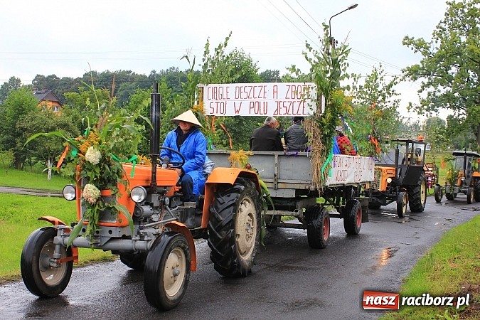 Zdjęcie w galerii na portalu naszraciborz.pl: Korowód dożynkowy w Rzuchowie: Ciągle deszcze, a zboże stoi w polu jeszcze wiadomości z regionu