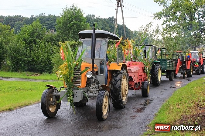 Zdjęcie w galerii na portalu naszraciborz.pl: Korowód dożynkowy w Rzuchowie: Ciągle deszcze, a zboże stoi w polu jeszcze wiadomości z regionu