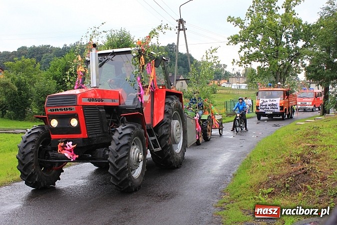 Zdjęcie w galerii na portalu naszraciborz.pl: Korowód dożynkowy w Rzuchowie: Ciągle deszcze, a zboże stoi w polu jeszcze wiadomości z regionu