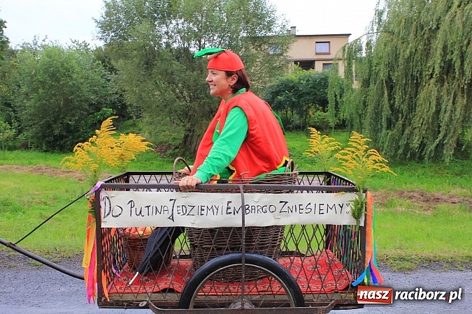 Zdjęcie w galerii na portalu naszraciborz.pl: Korowód dożynkowy w Rzuchowie: Ciągle deszcze, a zboże stoi w polu jeszcze wiadomości z regionu