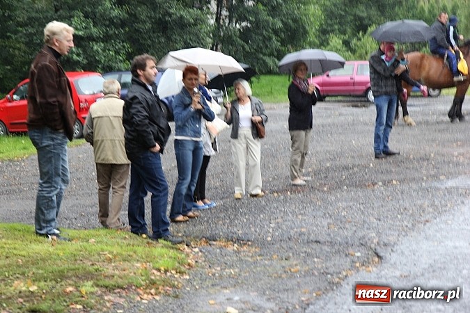 Zdjęcie w galerii na portalu naszraciborz.pl: Korowód dożynkowy w Rzuchowie: Ciągle deszcze, a zboże stoi w polu jeszcze wiadomości z regionu