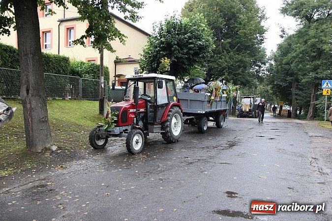 Zdjęcie w galerii na portalu naszraciborz.pl: Korowód dożynkowy w Rzuchowie: Ciągle deszcze, a zboże stoi w polu jeszcze wiadomości z regionu