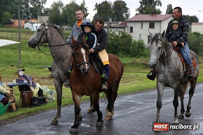 Zdjęcie w galerii na portalu naszraciborz.pl: Korowód dożynkowy w Rzuchowie: Ciągle deszcze, a zboże stoi w polu jeszcze wiadomości z regionu