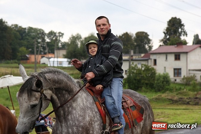 Zdjęcie w galerii na portalu naszraciborz.pl: Korowód dożynkowy w Rzuchowie: Ciągle deszcze, a zboże stoi w polu jeszcze wiadomości z regionu