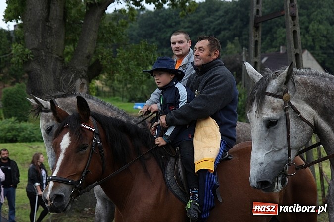 Zdjęcie w galerii na portalu naszraciborz.pl: Korowód dożynkowy w Rzuchowie: Ciągle deszcze, a zboże stoi w polu jeszcze wiadomości z regionu