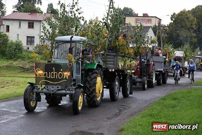 Zdjęcie w galerii na portalu naszraciborz.pl: Korowód dożynkowy w Rzuchowie: Ciągle deszcze, a zboże stoi w polu jeszcze wiadomości z regionu