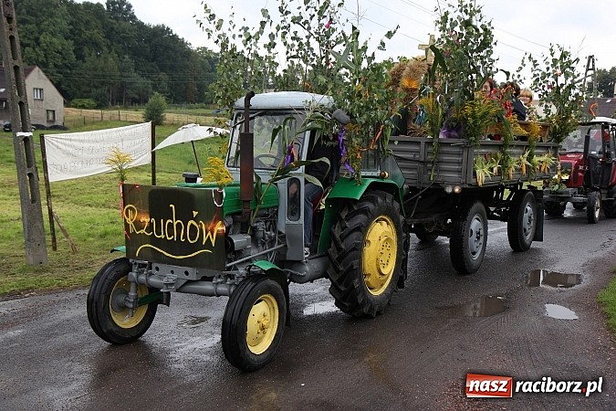 Zdjęcie w galerii na portalu naszraciborz.pl: Korowód dożynkowy w Rzuchowie: Ciągle deszcze, a zboże stoi w polu jeszcze wiadomości z regionu