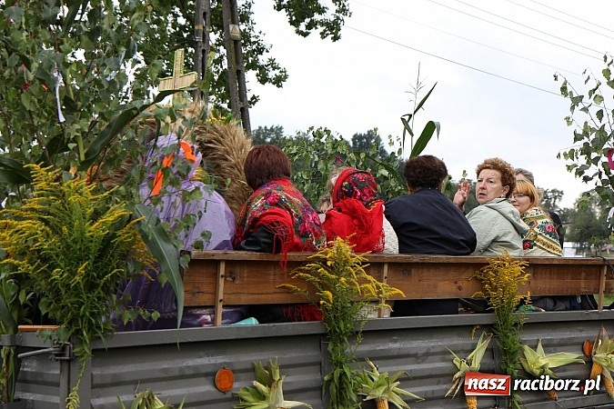 Zdjęcie w galerii na portalu naszraciborz.pl: Korowód dożynkowy w Rzuchowie: Ciągle deszcze, a zboże stoi w polu jeszcze wiadomości z regionu