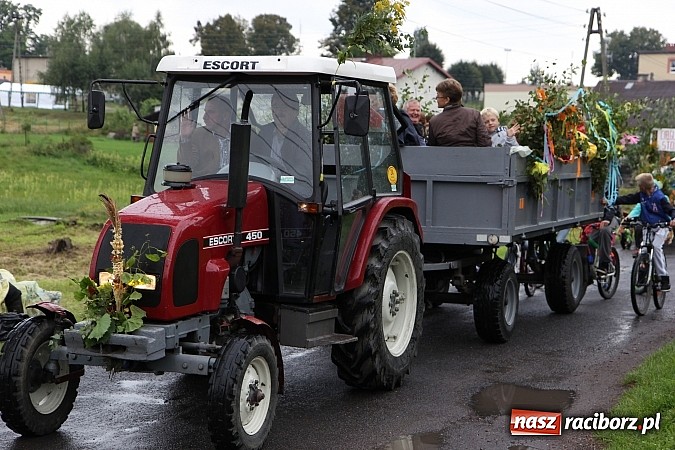 Zdjęcie w galerii na portalu naszraciborz.pl: Korowód dożynkowy w Rzuchowie: Ciągle deszcze, a zboże stoi w polu jeszcze wiadomości z regionu