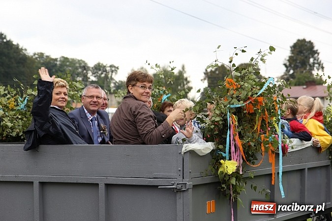 Zdjęcie w galerii na portalu naszraciborz.pl: Korowód dożynkowy w Rzuchowie: Ciągle deszcze, a zboże stoi w polu jeszcze wiadomości z regionu