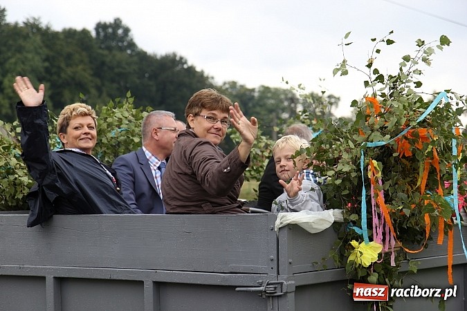 Zdjęcie w galerii na portalu naszraciborz.pl: Korowód dożynkowy w Rzuchowie: Ciągle deszcze, a zboże stoi w polu jeszcze wiadomości z regionu