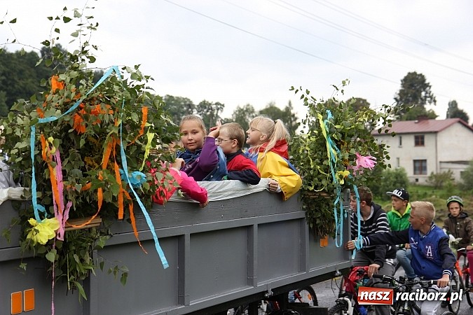 Zdjęcie w galerii na portalu naszraciborz.pl: Korowód dożynkowy w Rzuchowie: Ciągle deszcze, a zboże stoi w polu jeszcze wiadomości z regionu