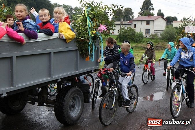 Zdjęcie w galerii na portalu naszraciborz.pl: Korowód dożynkowy w Rzuchowie: Ciągle deszcze, a zboże stoi w polu jeszcze wiadomości z regionu
