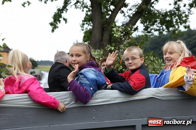 Zdjęcie w galerii na portalu naszraciborz.pl: Korowód dożynkowy w Rzuchowie: Ciągle deszcze, a zboże stoi w polu jeszcze wiadomości z regionu