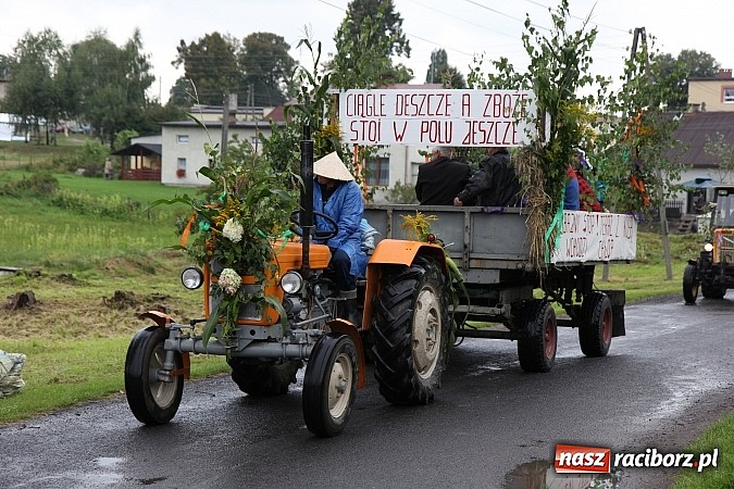 Zdjęcie w galerii na portalu naszraciborz.pl: Korowód dożynkowy w Rzuchowie: Ciągle deszcze, a zboże stoi w polu jeszcze wiadomości z regionu
