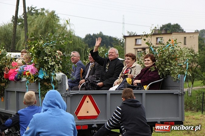 Zdjęcie w galerii na portalu naszraciborz.pl: Korowód dożynkowy w Rzuchowie: Ciągle deszcze, a zboże stoi w polu jeszcze wiadomości z regionu