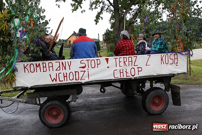 Zdjęcie w galerii na portalu naszraciborz.pl: Korowód dożynkowy w Rzuchowie: Ciągle deszcze, a zboże stoi w polu jeszcze wiadomości z regionu
