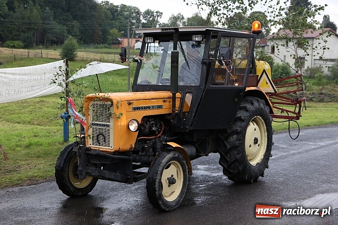Zdjęcie w galerii na portalu naszraciborz.pl: Korowód dożynkowy w Rzuchowie: Ciągle deszcze, a zboże stoi w polu jeszcze wiadomości z regionu