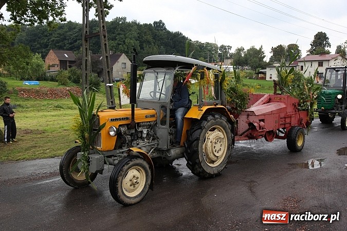 Zdjęcie w galerii na portalu naszraciborz.pl: Korowód dożynkowy w Rzuchowie: Ciągle deszcze, a zboże stoi w polu jeszcze wiadomości z regionu