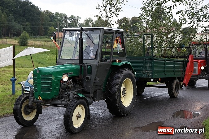 Zdjęcie w galerii na portalu naszraciborz.pl: Korowód dożynkowy w Rzuchowie: Ciągle deszcze, a zboże stoi w polu jeszcze wiadomości z regionu