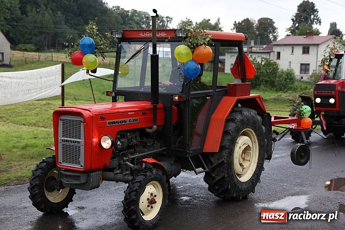 Zdjęcie w galerii na portalu naszraciborz.pl: Korowód dożynkowy w Rzuchowie: Ciągle deszcze, a zboże stoi w polu jeszcze wiadomości z regionu