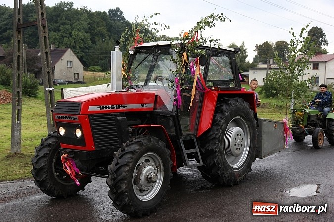Zdjęcie w galerii na portalu naszraciborz.pl: Korowód dożynkowy w Rzuchowie: Ciągle deszcze, a zboże stoi w polu jeszcze wiadomości z regionu