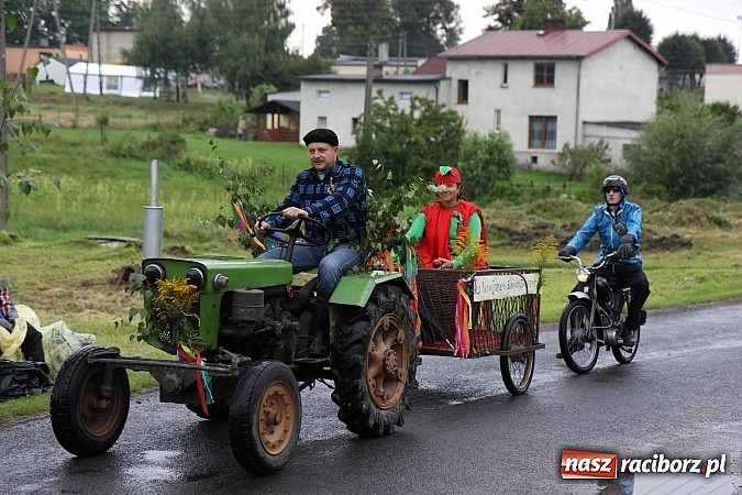 Zdjęcie w galerii na portalu naszraciborz.pl: Korowód dożynkowy w Rzuchowie: Ciągle deszcze, a zboże stoi w polu jeszcze wiadomości z regionu