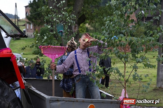 Zdjęcie w galerii na portalu naszraciborz.pl: Korowód dożynkowy w Rzuchowie: Ciągle deszcze, a zboże stoi w polu jeszcze wiadomości z regionu