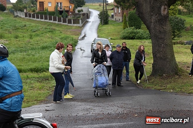 Zdjęcie w galerii na portalu naszraciborz.pl: Korowód dożynkowy w Rzuchowie: Ciągle deszcze, a zboże stoi w polu jeszcze wiadomości z regionu