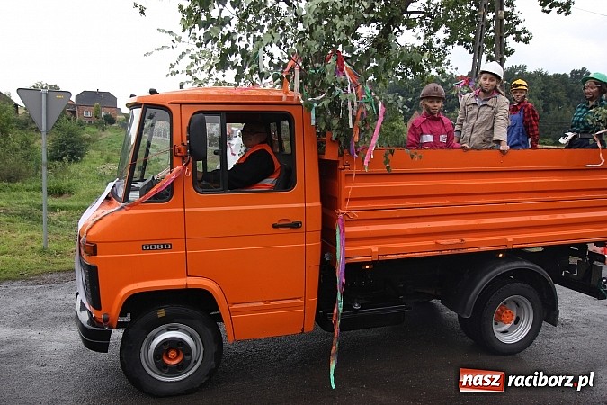 Zdjęcie w galerii na portalu naszraciborz.pl: Korowód dożynkowy w Rzuchowie: Ciągle deszcze, a zboże stoi w polu jeszcze wiadomości z regionu