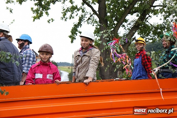 Zdjęcie w galerii na portalu naszraciborz.pl: Korowód dożynkowy w Rzuchowie: Ciągle deszcze, a zboże stoi w polu jeszcze wiadomości z regionu