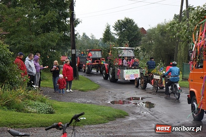 Zdjęcie w galerii na portalu naszraciborz.pl: Korowód dożynkowy w Rzuchowie: Ciągle deszcze, a zboże stoi w polu jeszcze wiadomości z regionu
