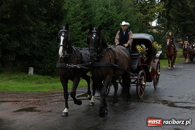 Zdjęcie w galerii na portalu naszraciborz.pl: Korowód dożynkowy w Rzuchowie: Ciągle deszcze, a zboże stoi w polu jeszcze wiadomości z regionu