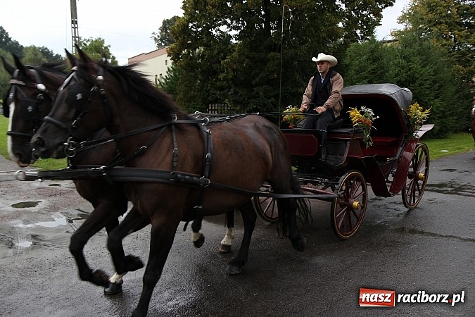 Zdjęcie w galerii na portalu naszraciborz.pl: Korowód dożynkowy w Rzuchowie: Ciągle deszcze, a zboże stoi w polu jeszcze wiadomości z regionu