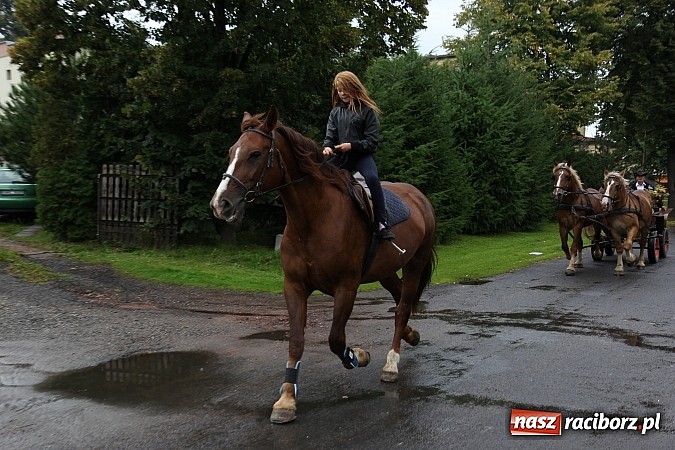 Zdjęcie w galerii na portalu naszraciborz.pl: Korowód dożynkowy w Rzuchowie: Ciągle deszcze, a zboże stoi w polu jeszcze wiadomości z regionu