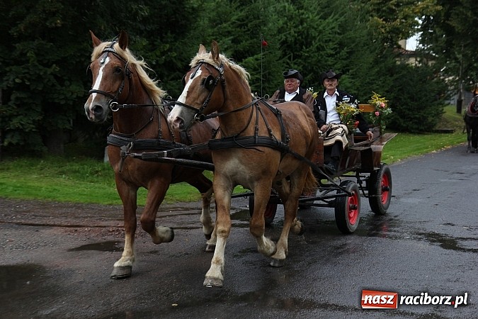 Zdjęcie w galerii na portalu naszraciborz.pl: Korowód dożynkowy w Rzuchowie: Ciągle deszcze, a zboże stoi w polu jeszcze wiadomości z regionu