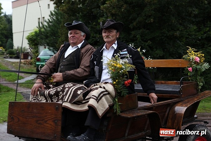 Zdjęcie w galerii na portalu naszraciborz.pl: Korowód dożynkowy w Rzuchowie: Ciągle deszcze, a zboże stoi w polu jeszcze wiadomości z regionu