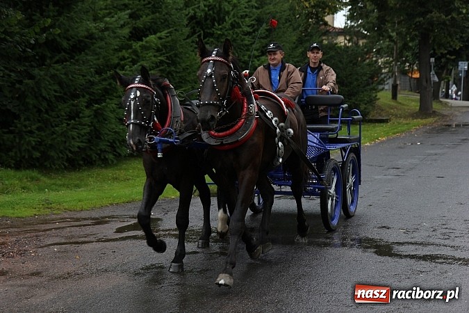 Zdjęcie w galerii na portalu naszraciborz.pl: Korowód dożynkowy w Rzuchowie: Ciągle deszcze, a zboże stoi w polu jeszcze wiadomości z regionu