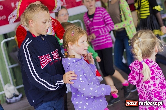 Zdjęcie w galerii na portalu naszraciborz.pl: Rodzinny piknik na raciborskim zamku wiadomości z regionu