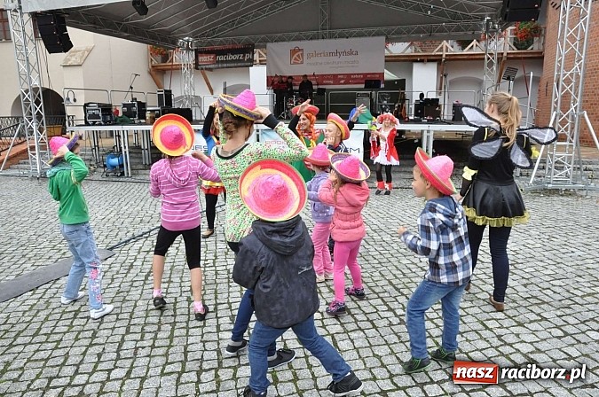 Zdjęcie w galerii na portalu naszraciborz.pl: Rodzinny piknik na raciborskim zamku wiadomości z regionu