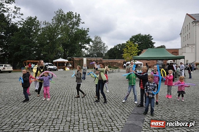 Zdjęcie w galerii na portalu naszraciborz.pl: Rodzinny piknik na raciborskim zamku wiadomości z regionu