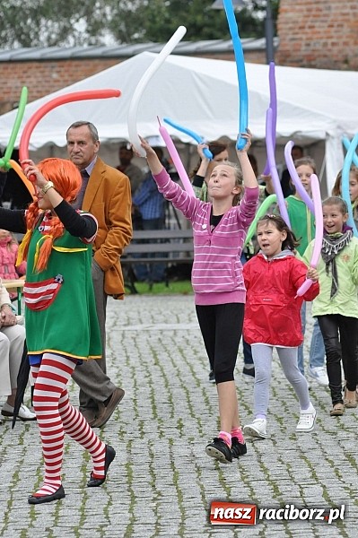 Zdjęcie w galerii na portalu naszraciborz.pl: Rodzinny piknik na raciborskim zamku wiadomości z regionu