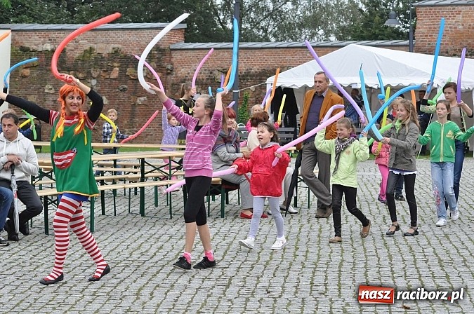 Zdjęcie w galerii na portalu naszraciborz.pl: Rodzinny piknik na raciborskim zamku wiadomości z regionu