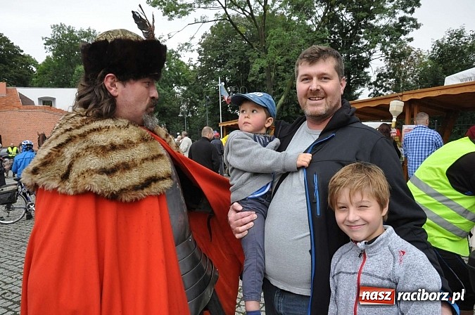 Zdjęcie w galerii na portalu naszraciborz.pl: Rodzinny piknik na raciborskim zamku wiadomości z regionu