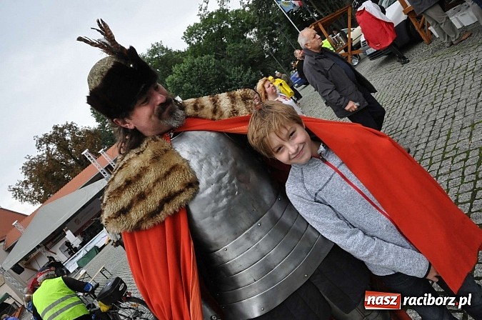 Zdjęcie w galerii na portalu naszraciborz.pl: Rodzinny piknik na raciborskim zamku wiadomości z regionu