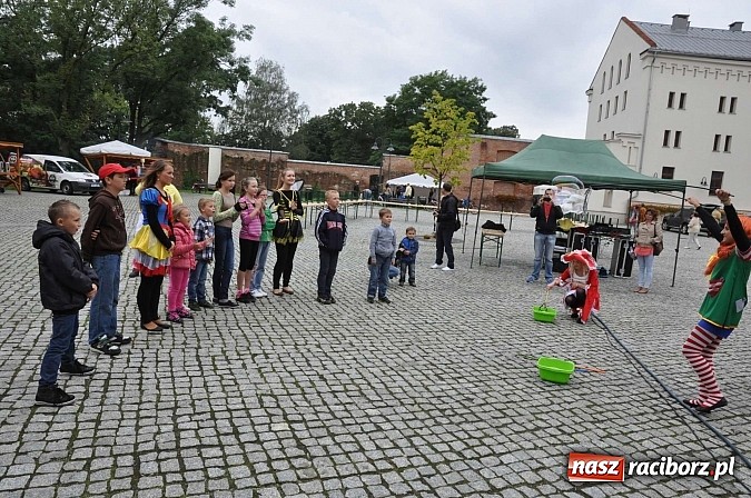 Zdjęcie w galerii na portalu naszraciborz.pl: Rodzinny piknik na raciborskim zamku wiadomości z regionu
