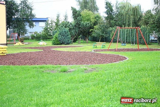 Zdjęcie w galerii na portalu naszraciborz.pl: Kora na placu zabaw brudzi ubrania dzieci wiadomości z regionu