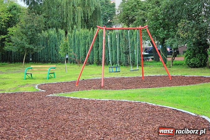 Zdjęcie w galerii na portalu naszraciborz.pl: Kora na placu zabaw brudzi ubrania dzieci wiadomości z regionu