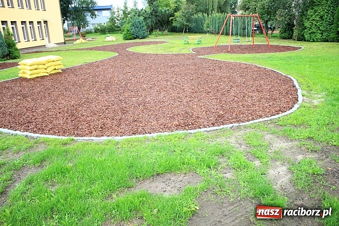 Zdjęcie w galerii na portalu naszraciborz.pl: Kora na placu zabaw brudzi ubrania dzieci wiadomości z regionu